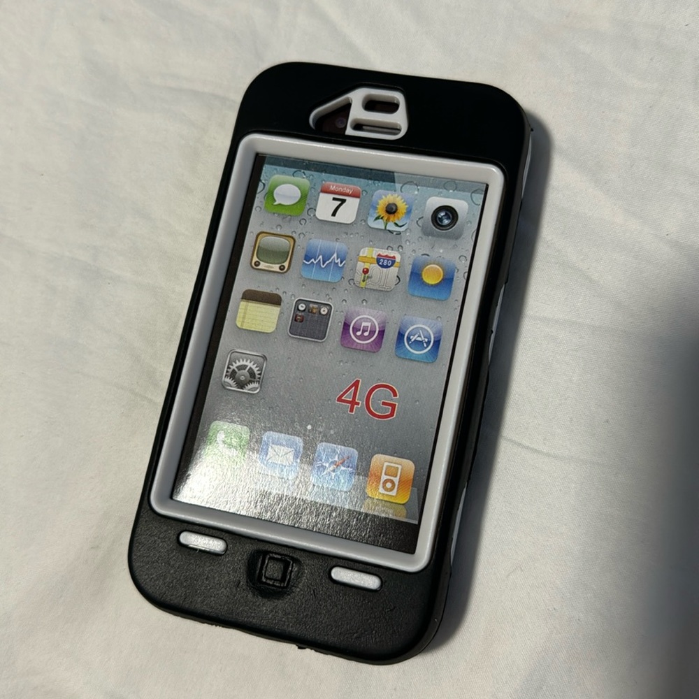 Black and white defender iPhone 4/4s case